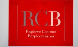 RCB: alert z ostrzeżeniem o gwałtownych burzach i silnym wietrze