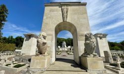 Lwy na Cmentarzu Orląt odkryte. Niech żyje Polska!