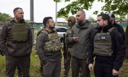 Ukraina: prezydent Zełenski odwiedził żołnierzy na froncie w obwodzie charkowskim