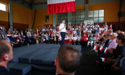 Premier: KE będzie w dużym stopniu refundować naszą broń przekazaną Ukrainie