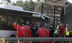 Ząbki: w zderzeniu autobusu z ciężarówką zginął pasażer; kierowca w szpitalu