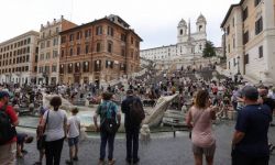 Letnie podróże bez testów i maseczek; w wielu krajach nos i usta trzeba zakrywać tylko w transporcie publicznym