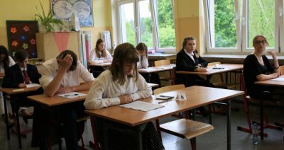 CKE: ósmoklasiści zdobyli średnio 60 proc. punktów z polskiego i 57 proc. z matematyki