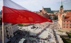 Warszawa: przed pomnikiem Gloria Victis w godzinę "W" oddano hołd powstańcom