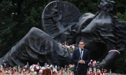 Na Cmentarzu Powstańców Warszawy uczczono poległych i pomordowanych w 1944 r.