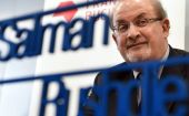 Pisarz Salman Rushdie kilkukrotnie dźgnięty w szyję, trafił do szpitala