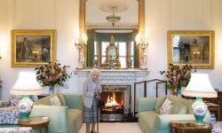 W. Brytania: lekarze zaniepokojeni stanem zdrowia królowej; członkowie rodziny królewskiej w drodze do jej rezydencji