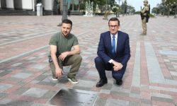 Premier Morawiecki uhonorowany tablicą swego imienia w Alei Odwagi w Kijowie
