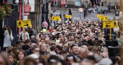 Mieszkańcy Szkocji oddają hołd leżącej w trumnie Elżbiecie II