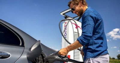 Funkcja Plug & Charge teraz dostępna również dla hybryd plug-in Mercedes-Benz