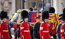 Pierwsze osoby weszły do Westminster Hall, by oddać hołd zmarłej królowej