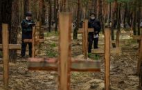 Ukraina: pod Iziumem Rosjanie chowali ciała zabitych w ostrzałach, rodzinom dali tylko numery grobów
