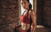 Trenujesz na siłowni? Uwielbiasz fitness? Sprawdź, jaką odzież i akcesoria sportowe wybrać