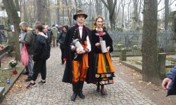 Warszawa: na Cmentarzu Powązkowskim 48. kwesta na zabytki i tłumy warszawiaków