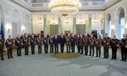Prezydent mianował siedemnastu oficerów Wojska Polskiego na stopnie generalskie i admiralskie