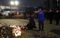 Gdańsk: uroczystości 52. rocznicy Grudnia' 70 przed Pomnikiem Poległych Stoczniowców