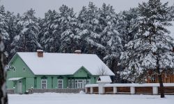 Plebania z Ostrów Tuszowskich prawie gotowa. W muzeum w Kolbuszowej