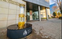 Żegnamy Rok Łukasiewicza ławeczką z lampą naftową