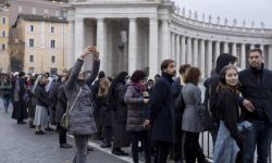 Watykan: setki wiernych oddają hołd zmarłemu Benedyktowi XVI