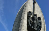 Pomnik Czynu Rewolucyjnego za siatką. Bernardyni pod ścianą