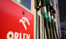 Donald Tusk: PiS zawyżał ceny benzyny i nas w ten sposób okradał; PiS: to niebywałe trollowanie