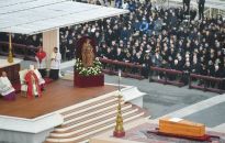 Watykan: papież przewodniczył mszy pogrzebowej Benedykta XVI: był świadkiem Ewangelii