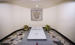 Watykan: grób Benedykta XVI udostępniony dla wiernych