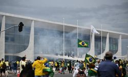 Brazylia: zwolennicy byłego prezydenta Bolsonaro wdarli się do budynków rządowych w stolicy