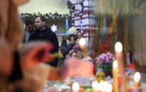 Fotoreporter PAP: smutne święta prawosławne w Odessie, ludzie skupieni na wydarzeniach wojennych