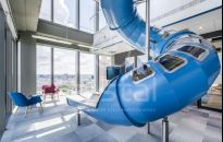 Kiedy praca spotyka się z zabawą, czyli jak wykorzystać zjeżdżalnie w przestrzeni biurowej?