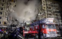 Ukraina: ratownicy w Dnieprze ocalili kobietę, której głos słyszeli spod gruzów