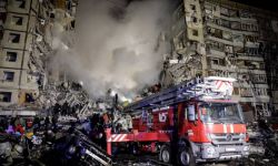 Ukraina: ratownicy w Dnieprze ocalili kobietę, której głos słyszeli spod gruzów