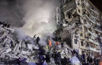 Ukraina: w Dnieprze trwa akcja ratunkowa w ruinach ostrzelanego przez Rosjan bloku mieszkalnego