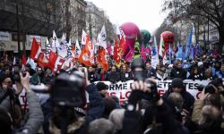 Francja: co najmniej 1,12 mln osób protestowało przeciw reformie emerytalnej; rząd nie zamierza z niej rezygnować