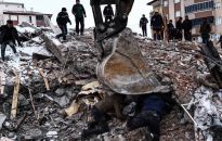 Liczba ofiar śmiertelnych trzęsienia ziemi na pograniczu Turcji i Syrii wynosi ponad 7800