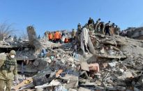 Turcja: sześć dni po trzęsieniu ziemi ratownicy nadal znajdują żywych ludzi, ale przygotowywane są również masowe groby