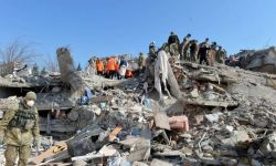 Turcja: sześć dni po trzęsieniu ziemi ratownicy nadal znajdują żywych ludzi, ale przygotowywane są również masowe groby