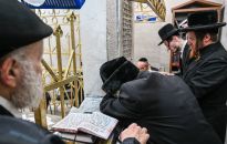 Żydzi przybywają do Leżajska na grób cadyka Elimelecha