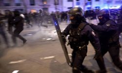 Francja: reforma emerytalna przyjęta. Policja w Paryżu użyła gazu łzawiącego wobec protestujących