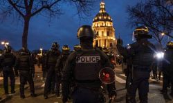 Francja: ponad sto osób zatrzymanych w czasie demonstracji po głosowaniu nad wotum nieufności dla rządu