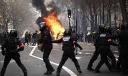 Francja: 800 tys. demonstrantów w Paryżu przeciwko reformie emerytalnej. Zamieszki w wielu miastach