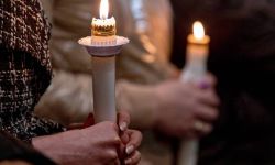 Wielka Sobota w Kościele katolickim to czas milczenia i zadumy; po zmroku odbywa się liturgia wigilii paschalnej