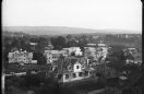 Fot.500. Panorama Truskawca. W głębi po lewej stronie willa wypoczynkowa Goplana, zbudowana z bali świerkowych w latach 1924-1928, lata 30. XX w.  Fot. Archiwum Galerii Fotografii Miasta Rzeszowa