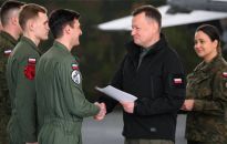 Szef MON wręczył certyfikaty pilotom i technikom szkolącym się na F-35
