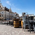 Wielkie rozkładanie parasoli na rynku w Rzeszowie