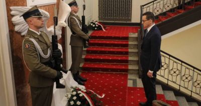 Premier złożył kwiaty pod tablicami w KPRM upamiętniającymi ofiary katastrofy smoleńskiej