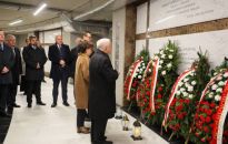 Premier, marszałek Sejmu, szef MON i prezes PiS odwiedzili groby ofiar katastrofy smoleńskiej