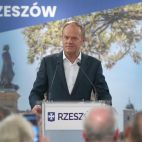 Tusk w Rzeszowie: Mogą starać się robić ze mnie "Ściganego"