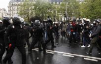 Francja: 2,3 mln demonstrantów w całym kraju; w Paryżu koktajlem Mołotowa podpalony policjant