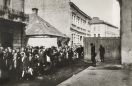 Rok 1943. Likwidacja getta żydowskiego. Widoczna brama przy ul. Kopernika jest elementem oddzielenia dzielnicy żydowskiej od ul. Grunwaldzkiej.  Fot. Fotopolska.eu